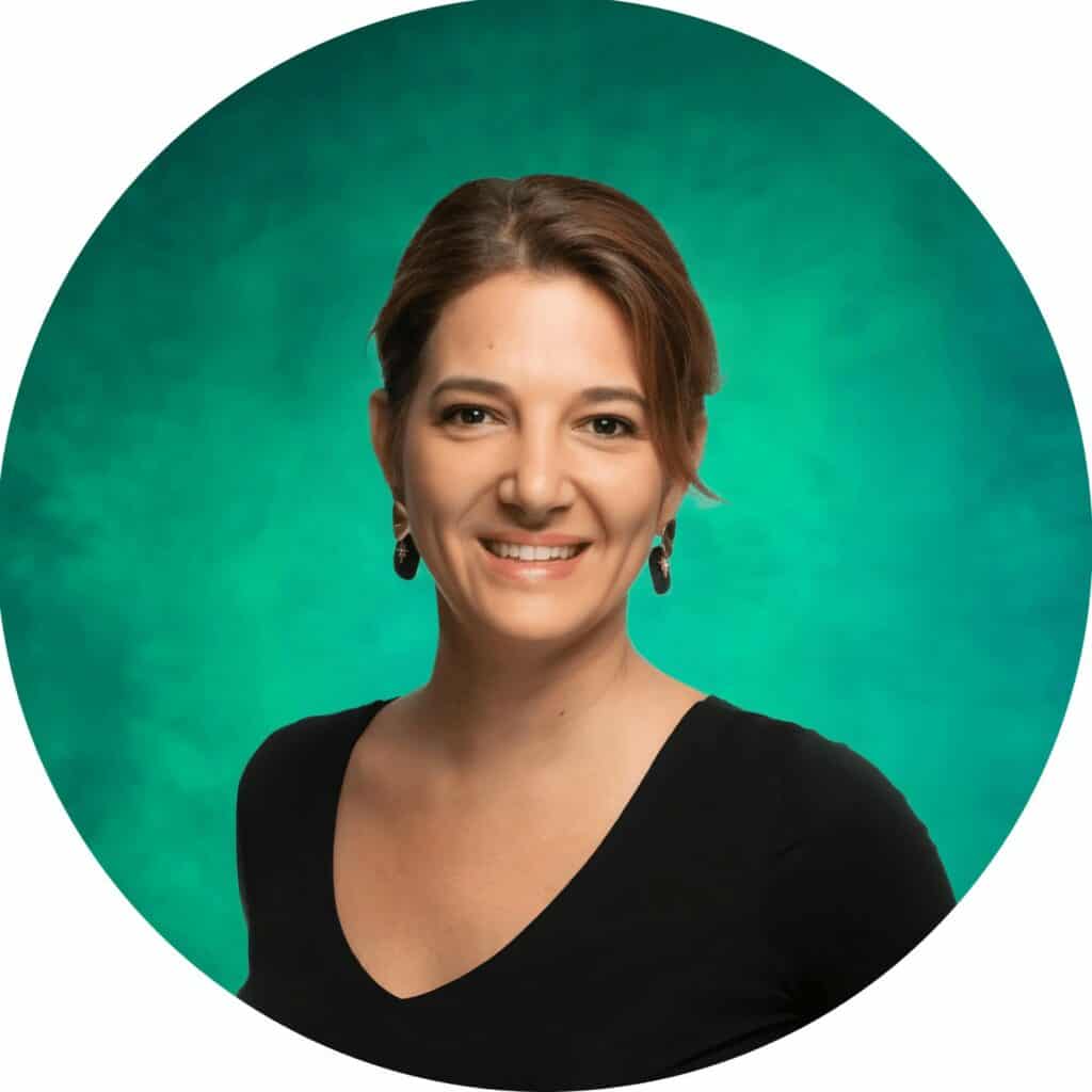 Viveka femme souriante lors d'une séance photo professionnelle, mettant en valeur la confiance et la compétence.