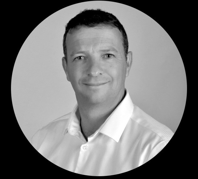 Portrait professionnel d'un homme d'affaires souriant pour site Viveka, expertise en coaching et développement personnel.